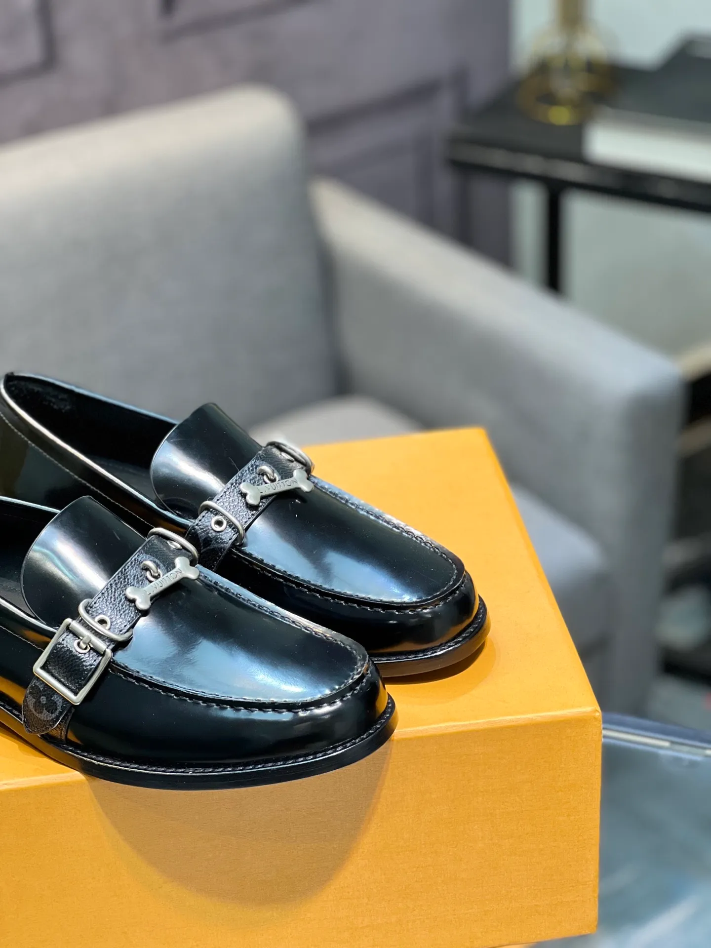 Men's shoes 💰960 LV top luxury brand, high-quality men's business formal leather shoes, imported genuine leather soles! Customized imported leather, the first layer of open-edge beaded lacquered cowhide, the texture is incomparable, the imported cowhide lining, high-end high-end shoes, don't miss it! size:39-44 (Male 38 45 46 customized)